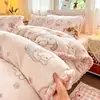 2026 Nuevo Juego de Ropa de Cama de Leche con Pompón Estilo Lindo, Funda de Edredón, Sábana Ajustable, Juego de Cuatro Piezas