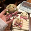 Dulce Pasador de Sombrero de Paja con Moño a Cuadros, Pin para Flequillo Femenino, Accesorio Versátil para el Cabello en Estilo Bosque