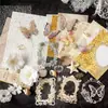 Materiales DIY para hacer bolsos lindos, incluyendo cinta adhesiva, materiales de relleno, artículos decorativos y accesorios para bolsos con temática de anime.