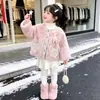 Chaqueta de Estilo Coco Chanel para Niñas Invierno 2026 Nueva Elegante Chaqueta Acolchada de Algodón de Lana de Cordero para Niños con Forro Polar Espesado Suéter de Piel Moderno