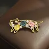 Broche de Gato Elegante e Único com Pedras de Diamante em Cores Doces Que Estica o Corpo, Alfinete de Animal de Estimação Fofo e Versátil para Mulheres