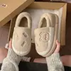 Bolsa de Osito Lindo y Pantuflas de Algodón para Mujer 2026 Otoño/Invierno Nuevo Estilo Interior con Felpa Cálida Suela Suave Zapatos de Algodón para el Hogar para Hombre