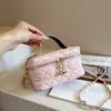 2026 bolso de hombro cruzado casual de moda diseño de nicho bolsa cuadrada pequeña texturizada otoño nuevo elegante bolso para mujer