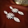 Pendientes Colgantes de Flor Incrustados de Diamantes Estilo Lujo Ligero, Estilo Niche Exagerado Europeo y Americano, Pendientes Súper Brillantes y de Alta Gama para Mujer