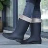 Botas de chuva impermeáveis, estilo moderno de cano médio, confortáveis, com sola grossa, design de cano alto, modelo feminino, grossas e reforçadas, duráveis