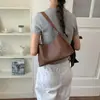 Bolso Tejido de Nicho Súper Popular para Mujer Modelo Nuevo 2026 Bolso Versátil de Hombro para el Traslado Bolso Tote Pequeño Bolso Cubo