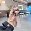 Llavero Colgante de Camelia con Cinta de Encaje Perlas Corazón Femenino Encanto para Bolso Pequeño Encanto para Teléfono Estilo Chanel