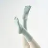Calcetines de Yoga Venta al por mayor Transfronteriza Color Sólido Calcetines de Cinco Dedos Profesionales Antideslizantes Calcetines de Media Pantorrilla para Pilates Fitness Calcetines Absorbentes de Sudor para Pantorrillas