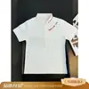 2026 Nova Camisa Polo Bordada com Letras Estilo Americano Manga Curta Masculina de Verão Gola Lapela Ombro Reto Camiseta Masculina de Alta Qualidade