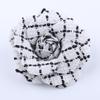 Flor de tela decorativa hecha a mano DIY a cuadros blanco y negro en stock ropa nueva y Flor de Viento Yiwu fábrica de flores falsas de simulación