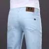 Jeans de hombre de alta gama europeos color verde claro, nuevo modelo otoño 2026, corte slim, skinny, elásticos, pantalones casuales de moda, trendy para hombre