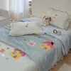Clase A Estilo Dibujos Animados Fresco Verano 3D Haba de Hielo Suave Alfombrilla Refrigerante Falda de Cama Juego de Tres Piezas con Colcha de Verano a Juego Colcha Delgada