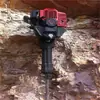 Pico multifuncional a gasolina, taladro de impacto de combustión interna de dos tiempos, para cavar árboles, tala de árboles, perforación de rocas, rompimiento de hielo y trituración en construcción, en stock