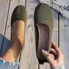 Sapatos baixos cruzados novos, confortáveis, versáteis, respiráveis, para mulheres, primavera e verão, malha fly, slip-on, sola macia, quatro estações, sapatos tipo feijão, desejo