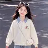 Conjunto de dos piezas para niñas 2026 Primavera/Otoño: top elegante de cuadros con retazos y cuello, combinado con jeans con lazo
