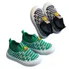 Novos Sapatos Respiráveis de Malha Vazada para Crianças Primavera/Verão, Sapatos Antiderrapantes Fly-Knit, Sapatos de Bebê com Solado Macio, Sapatos Casuais Slip-On