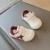 Otoño 2026 Nuevos Zapatos para Bebé Niños Niñas Tenis para Niños Pequeños Suela Suave Antideslizantes Zapatos de Entrenamiento Alemanes Zapatos para Caminar para Bebés y Niños Pequeños
