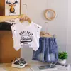 Conjunto de Colete de Moda de Verão para Meninos 2026 Novo Estilo de Verão Colete Sem Mangas com Letras Conjunto de Duas Peças Roupa da Moda para Bebês Meninos