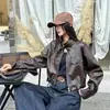 Jaqueta Curta de Couro com Gola Alta da Moda para Mulheres, Novo Estilo Outono 2026, Design com Cordão, Emagrecimento para Figuras Baixas