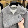 Suéter masculino de alta qualidade com design de peça dupla falsa, gola redonda, cores contrastantes e toque semelhante à lã.