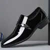 Otoño 2023 nuevo zapatos formales de cuero para hombre zapatos casuales blancos de punta fina estilo británico sin cordones 5755