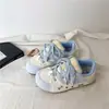 Zapatos blancos de suela gruesa estilo coreano, nuevo modelo de verano 2026, zapatillas de entrenamiento alemanas redondas lindas y peculiares, zapatos cómodos para estudiantes, zapatos de mujer
