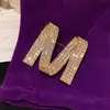 Broche Letra m Torcida Cravejado de Diamantes Super Brilhante, Luxo Leve, High-End, Broche Exquisito, Joia Acessório de Terno da Moda de Nicho