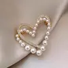 Broche único de perlas con diseño de corazón 2024 nueva moda otoño e invierno corsage accesorios de alfiler delicados para mujer Corea del Sur