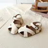 Sandalias Casuales Versátiles para Niños 2026 Nuevo Modelo de Verano para Niñas Huecas Antideslizantes Resistentes al Desgaste Zapatos Individuales Zapatos Casuales para Niños