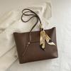 Bolso de hombro de alta gama popular de este año, estilo simple, bufanda de seda, bolso tote de gran capacidad, bolso de hombro casual para combinar con todo