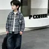 Conjunto de Roupas de Outono para Meninos 2026 Novo Estiloso Roupas Infantis para Bebês Camisa Xadrez Médio Casual Conjunto de Três Peças