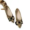 Zapatos de Mujer de Estilo Nuevo, Boca Baja, Zapatos de Salón con Punta Fina, Decoración Metálica, Moño, Estampado de Leopardo, Gamuza, Tacón Bajo, Slip-On, Venta al por Mayor
