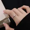 Anillo de Flor Yuhong: Anillo Abierto de Diseño Niche 'Escapando de la Princesa', Banda Lisa de Lujo Ligero, Anillo de Gama Alta, Venta Directa del Fabricante