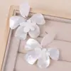 Pendientes Acrílicos Florales Retro Franceses de Alta Gama Pendientes Colgantes de Pétalos de Color Contrastante Nicho Joyería para Orejas para Mujer