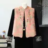 Novo colete de outono estilo chinês para mães, apresentando um design tradicional chinês, adequado para mulheres de meia-idade e idosas, com fechamento de botões moderno e padrão jacquard