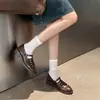 Zapatos de Tacón Grueso con Tira en T y Diseño Hueco Artístico, Moda de Nicho de 3.5 cm, Novedad Verano 2026, Punta Redonda, Zapatos de Piel para Mujer