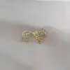 Broche Exquisito Estilo Chanel para Mujer con Perlas y Margaritas Botón Pequeño Antiexposición Pin para Cuello de Camisa Venta Directa de Fábrica