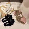 Pantuflas de peluche de suela plana con hebilla de metal para mujer, nuevas sandalias de felpa de otoño e invierno, pantuflas de algodón extremadamente elegantes y de alta gama