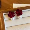 Elegantes Brincos de Flor de Veludo Vermelho para Mulheres, Modernos e de Alto Padrão, Estilosos e Versáteis, Acessórios de Orelha Simples e Doces