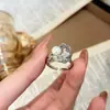 Exquisitos aretes de perla con pluma de plata microincrustada para mujer, estilo vintage de nicho de lujo ligero de alta gama, joyería de anillo versátil