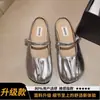 Mules populares de punta abierta para mujer para uso en exteriores, nuevo estilo primavera 2026, slip-on plisados retro versátiles de moda planos