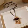 Nova Corrente para Suéter Longa com Pingente Geométrico Irregular Estilo Chinês Retrô e Cordão de Couro para Mulheres, Design Ajustável para Pendurar no Pescoço