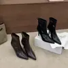 Botas Ajustadas de Piel con Punta Fina y Tacón de Aguja, Cremallera Trasera, Forro de Felpa, Estilo Retro para Tobillo, Otoño/Invierno 2026