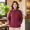 Nueva chaqueta ligera de algodón para otoño e invierno para mujer, estilo corto con cuello alto, abrigo cálido de color liso, adecuado para ir al trabajo, abrigo de algodón para madres de mediana edad y mayores
