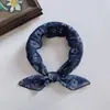 Bufanda Cuadrada Pequeña Popular Nueva para Mujer Primavera y Otoño, Accesorio para Fotos de Celebridades de Internet, Pañuelo para la Cabeza, Bufanda para el Cuello, Protección Solar Decorativa, Estilo Artístico Pastoral
