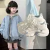 Zapatillas de papá de cuero con mariposas azul claro 2026 para niñas, Zapatillas transpirables de suela gruesa versátiles de primavera nueva para niñas pequeñas