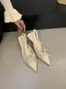 Sandalias de Tira Trasera con Punta Fina y Tacón Bajo de Satén Francés con Lazo, Estilo de Noche Primavera/Verano 2026 para Mujer, para Combinar con Falda