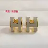 Transmisión en Vivo Dropshipping Versión de Gama Alta V Pendientes con Letra H Dorados Esmalte Grueso Chapado en Oro de 18K Pendientes Color Té de Leche Blanco Pendientes H para Mujer