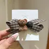 Pinza para el pelo de estilo coreano para otoño e invierno, con diseño de oso flocado y lazo, de tela a cuadros, estilo pinza lateral, adecuado para sujetar el flequillo o mechones sueltos