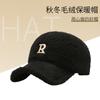 Gorra de béisbol cálida para hombre y mujer, sombrero de lana de cordero, gorra con visera pequeña de moda de terciopelo Teddy con letras de celebridad de Internet que combina con todo y hace que la cara se vea pequeña